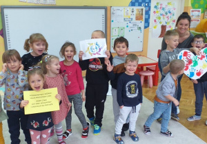 Na zdjęciu widać grupę dzieci z pracą plastyczną przedstawiającą serce - tolerancja.